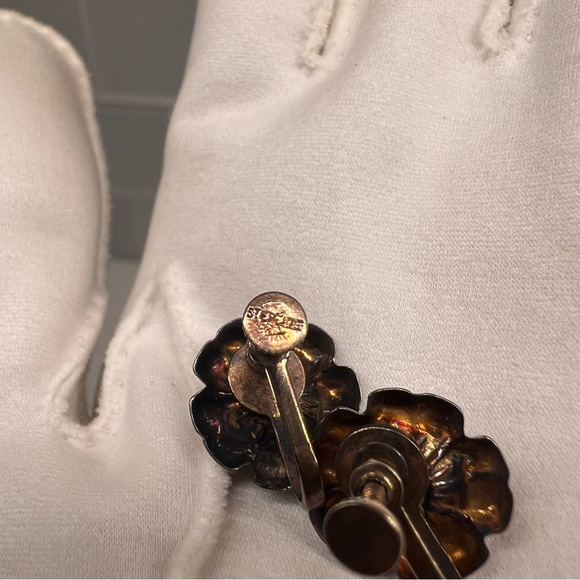 Vtg Silver Flower Screwback Earrings w Diamond Cut Green Jewel Sterling Repousse - Picture 6 of 8